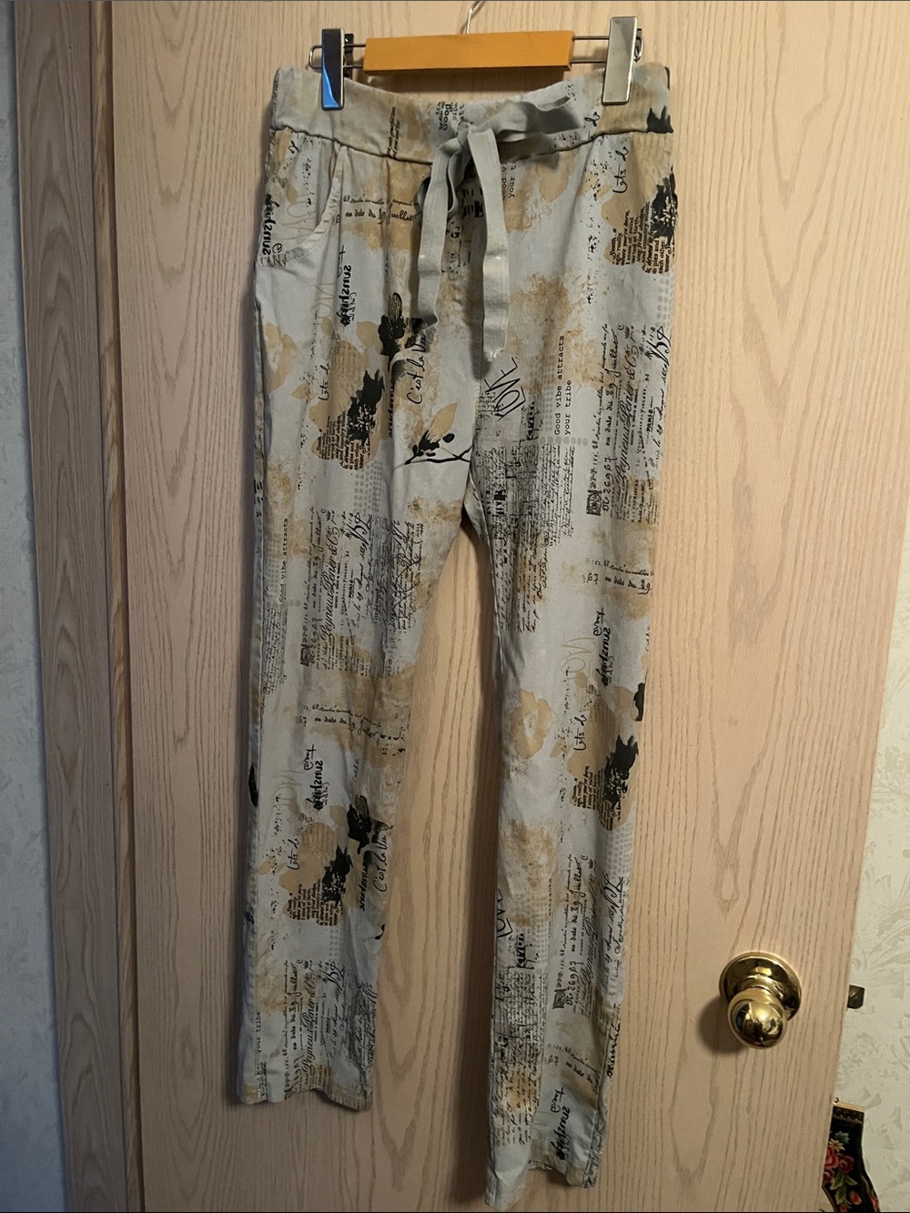 Bella Amore Light Gray & Tan Printed Drawstring Joggers